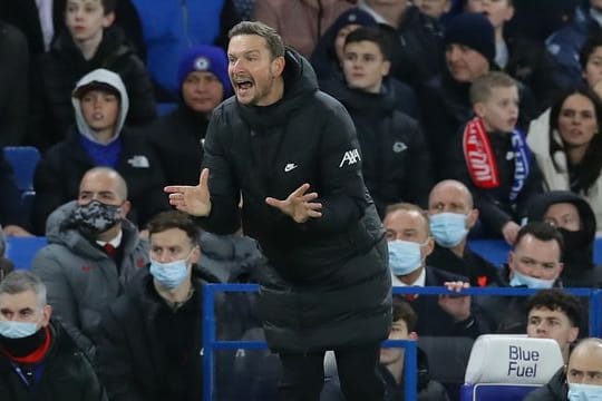 Auch Liverpools Ersatztrainer Pep Lijnders wurde positiv auf das Coronavirus getestet.