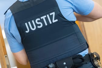 Justizbeamter in Frankfurt (Symbolbild): Demnächst soll vor dem Landgericht der "NSU 2.0"-Prozess starten.