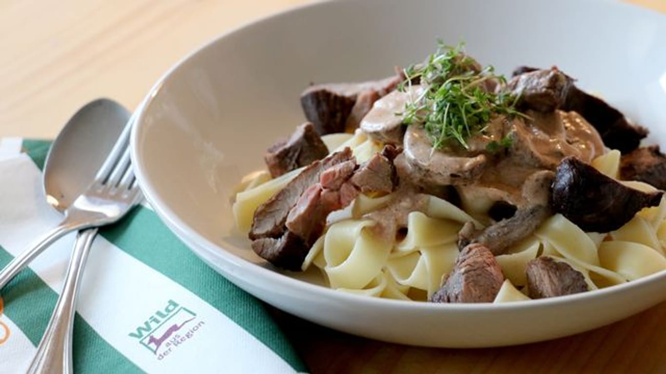 Aus Rehfleisch von der Schulter oder Keule lässt sich eine "Wilde Tagliatelle" zubereiten.