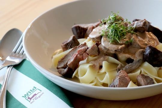 Aus Rehfleisch von der Schulter oder Keule lässt sich eine "Wilde Tagliatelle" zubereiten.