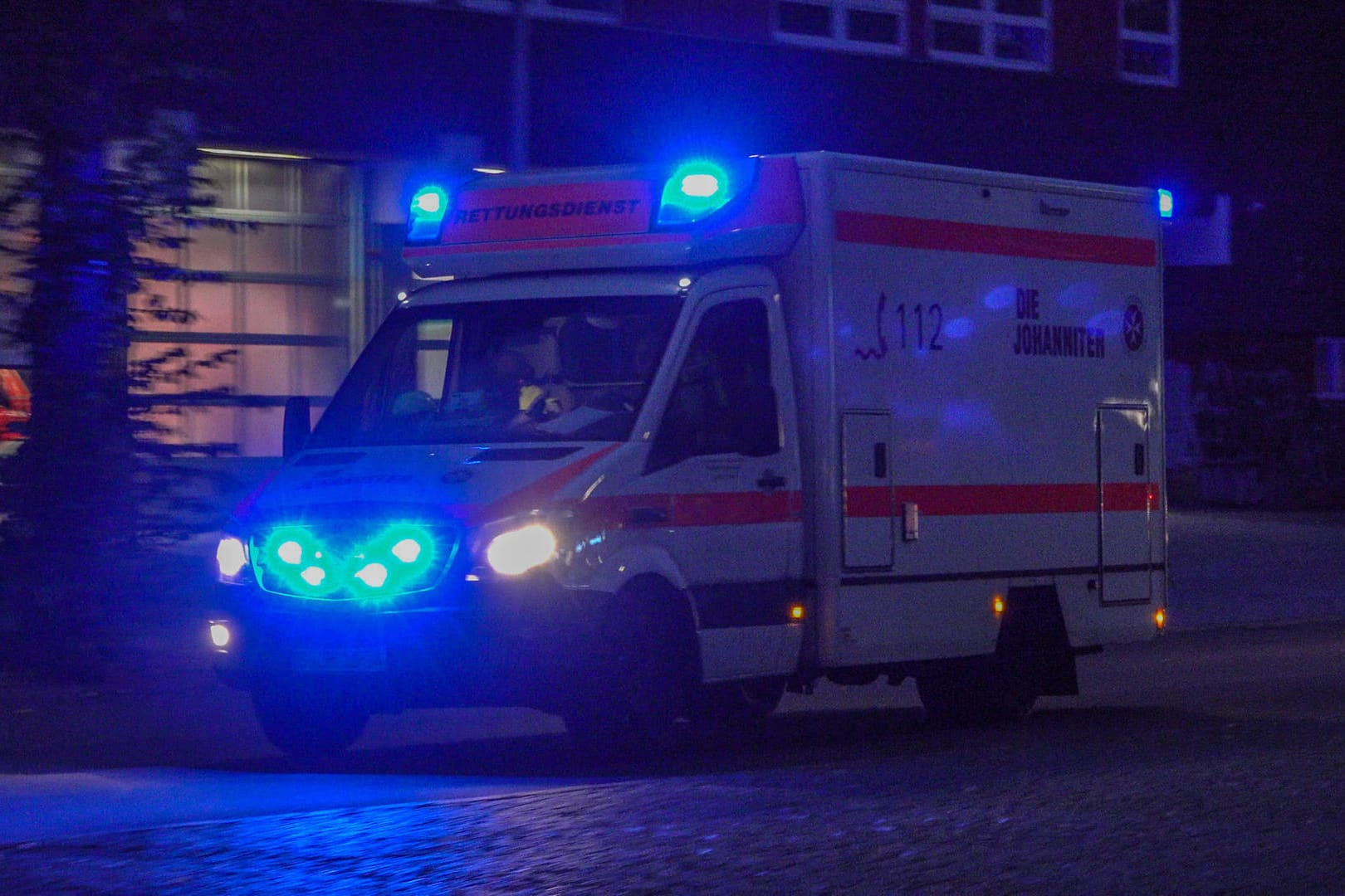 Rettungsdienst im Einsatz (Symbolbild): Ein Jugendlicher kam mit schweren Verletzungen in ein Krankenhaus.