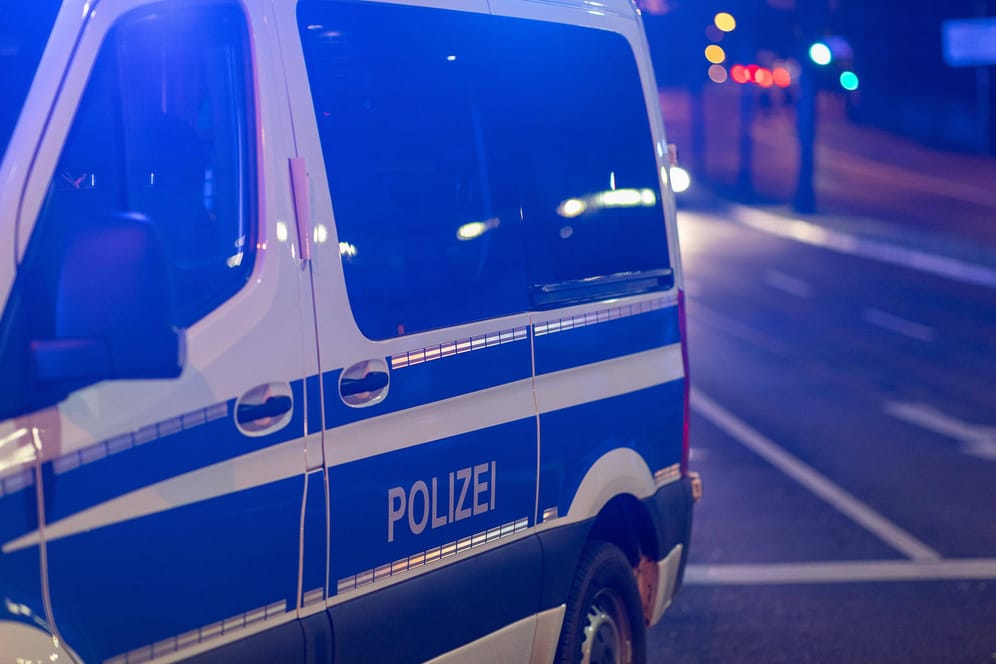 Polizei im Einsatz (Symbolbild): In Paderborn verursachte ein 15-Jähriger am Steuer eines Autos einen Unfall mit mehreren Schwerverletzten.
