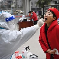 Corona-Test bei einer Frau in Xi'an: Kurz vor den Olympischen Spielen häufen sich auch in der Nachbarprovinz Henan die Infektionsfälle.