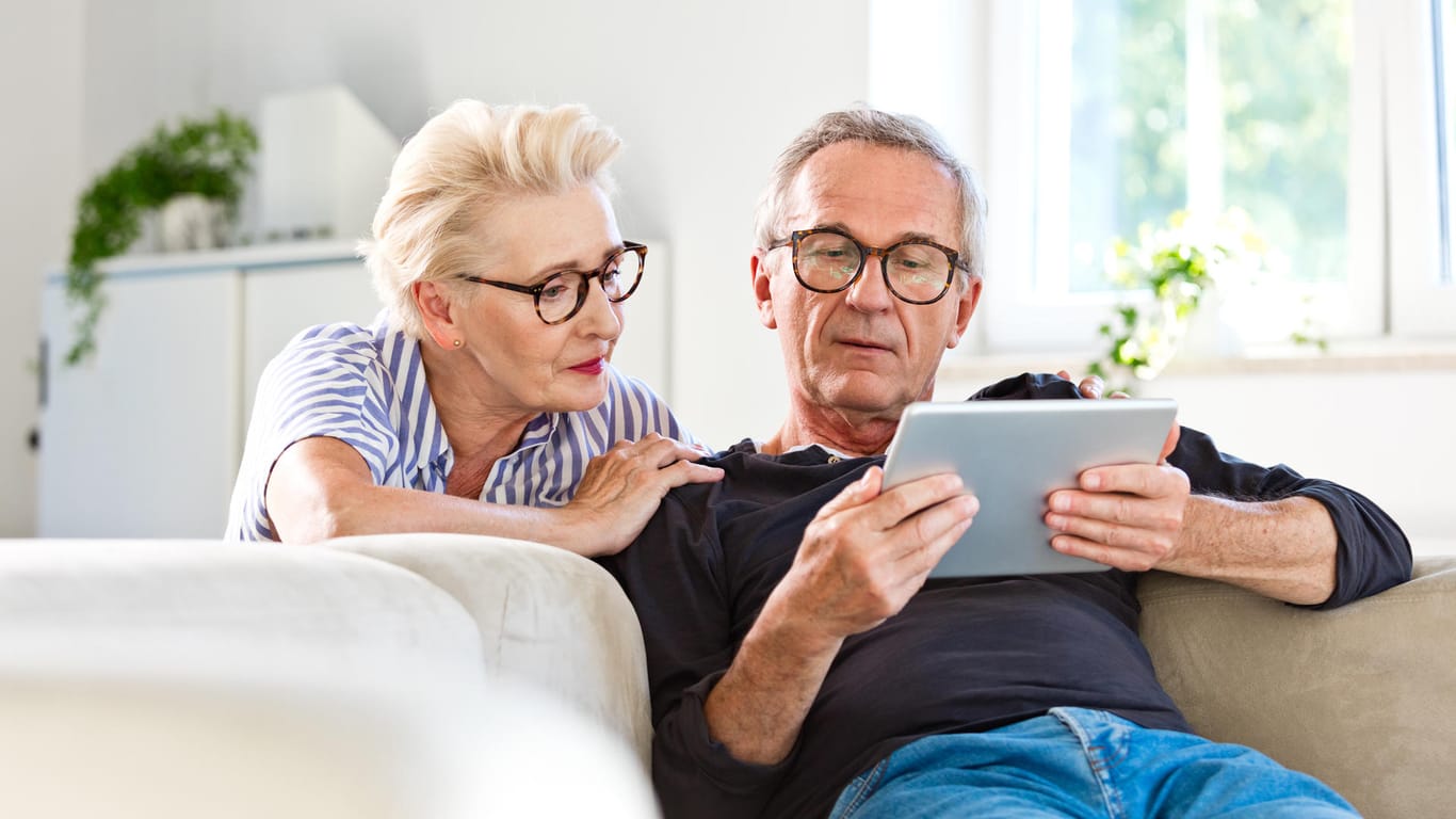 Mann und Frau mit Tablet: Ein Selbsttest im Internet ermöglicht eine ungefähre Einschätzung des eigenen Herzinfarktrisikos.
