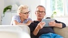 Mann und Frau mit Tablet: Ein Selbsttest im Internet ermöglicht eine ungefähre Einschätzung des eigenen Herzinfarktrisikos.