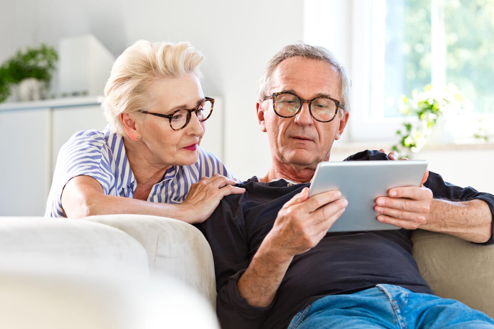 Mann und Frau mit Tablet: Ein Selbsttest im Internet ermöglicht eine ungefähre Einschätzung des eigenen Herzinfarktrisikos.