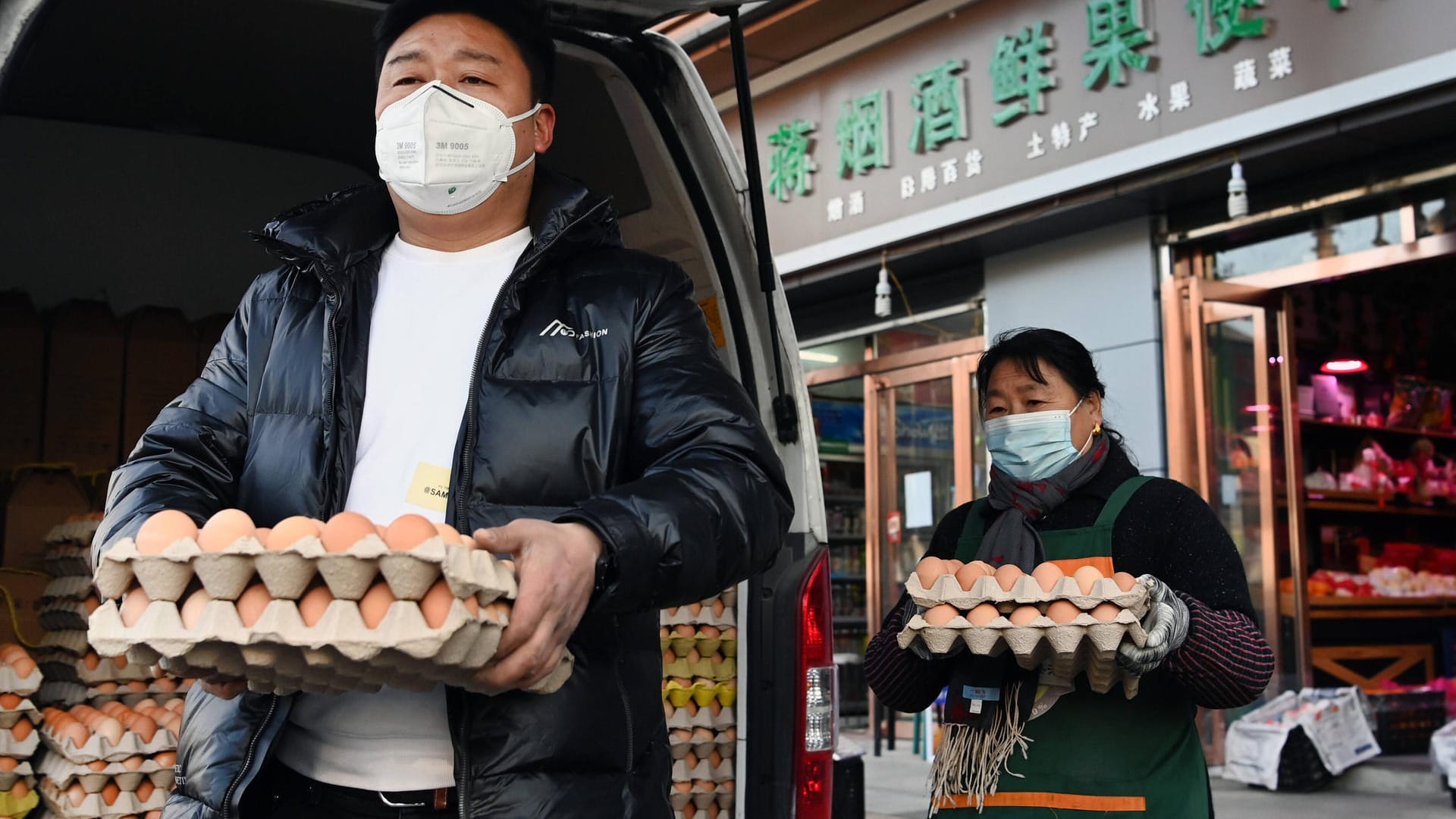 Supermarktangestellte liefern in Xi'an Eier aus: Inzwischen haben die Behörden in der Stadt auf die Beschwerden der Einwohner reagiert.