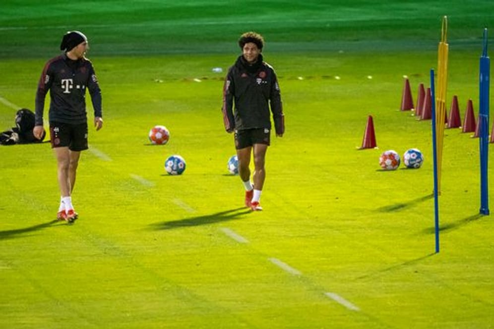 Leon Goretzka (l) und Serge Gnabry trainieren zum Trainingsstart des FC Bayern im neuen Jahr.
