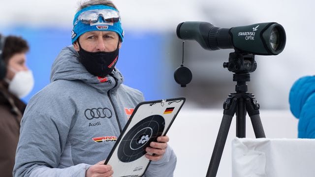 Bundestrainer Mark Kirchner verfolgt das Training der Biathleten.