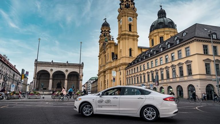 Elektroautos von VW fahren künftig mit einem Spurhalte-Assistenten der Intel-Firma Mobileye, der auch ohne Fahrbahn-Markierungen funktioniert.