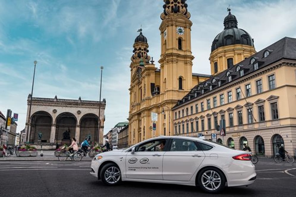 Elektroautos von VW fahren künftig mit einem Spurhalte-Assistenten der Intel-Firma Mobileye, der auch ohne Fahrbahn-Markierungen funktioniert.