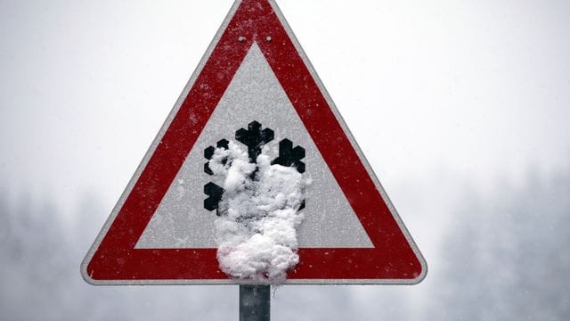 Verkehrsschild Schnee- oder Eisglätte Verkehrsschild Schnee- oder Eisglätte