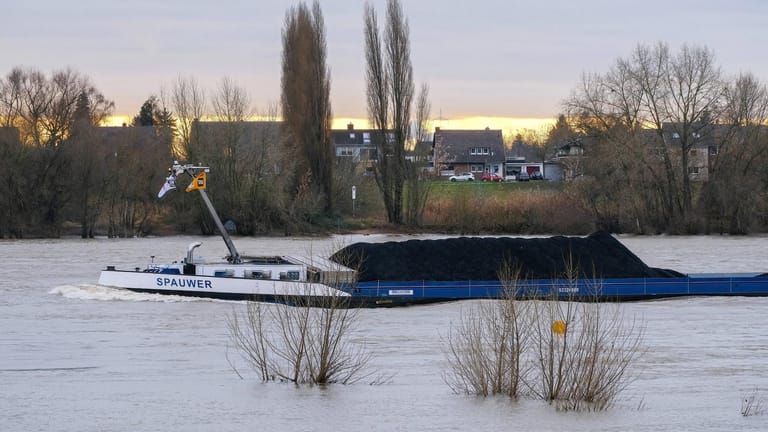 Ein mit Kohle beladenes Schiff fährt auf dem Rhein: Seit einigen Tagen ist der Pegelstand des Flusses deutlich angestiegen.