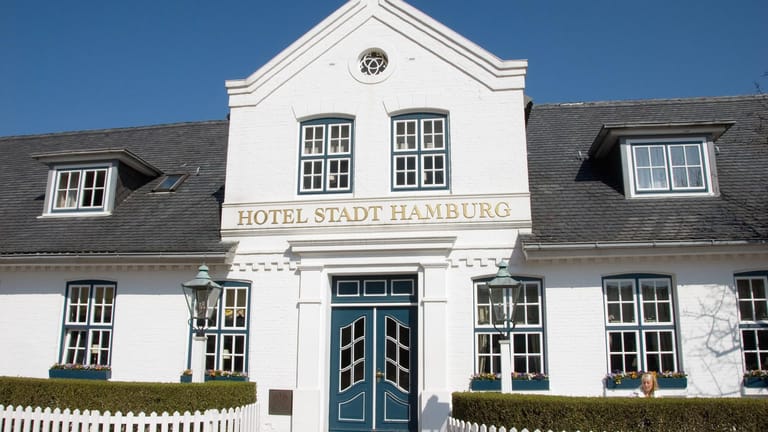 Hotel "Stadt Hamburg" in Westerland (Archivbild): Das Fünf-Sterne-Hotel bleibt aufgrund von Corona-Infektionen beim Personal vorerst geschlossen.