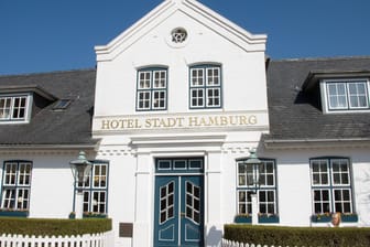 Hotel "Stadt Hamburg" in Westerland (Archivbild): Das Fünf-Sterne-Hotel bleibt aufgrund von Corona-Infektionen beim Personal vorerst geschlossen.