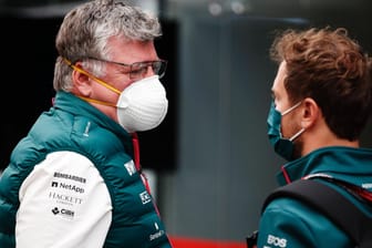 Otmar Szafnauer (l.) im Gespräch mit Sebastian Vettel: In Zukunft arbeiten die beiden nicht mehr zusammen.