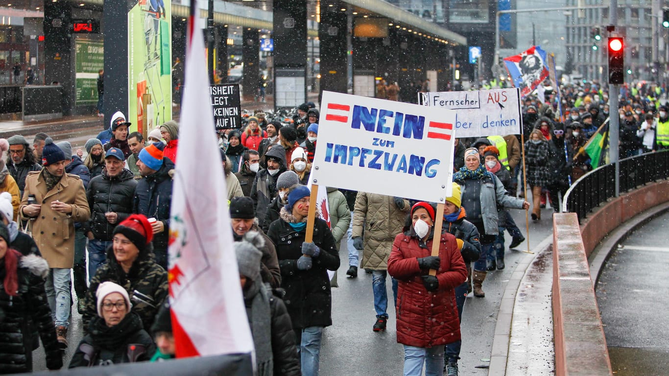 Demonstration in Innsbruck (Tirol): "Nein zum Impfzwang" stand Anfang Dezember auf vielen Protestschildern.