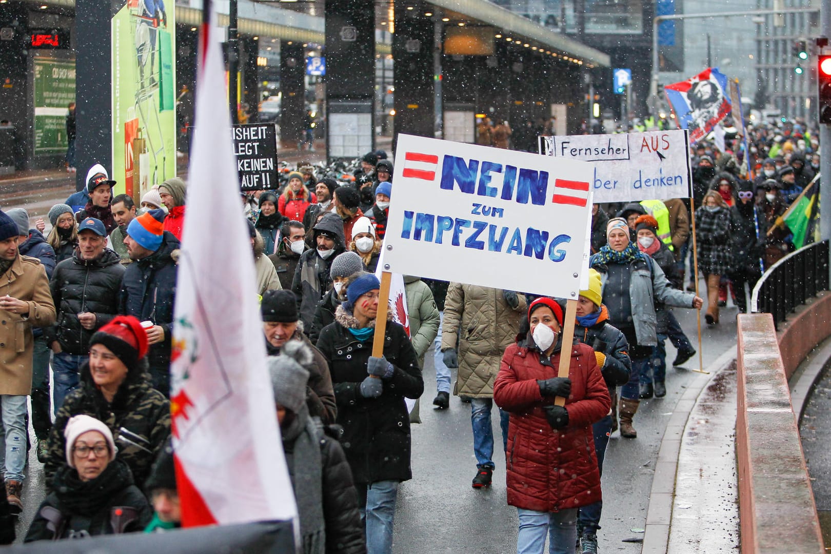 Demonstration in Innsbruck (Tirol): "Nein zum Impfzwang" stand Anfang Dezember auf vielen Protestschildern.