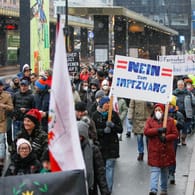 Demonstration in Innsbruck (Tirol): "Nein zum Impfzwang" stand Anfang Dezember auf vielen Protestschildern.