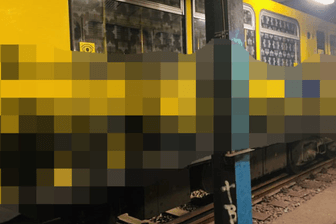 Die besprühte U-Bahn: Die Polizei hat den Namen des Rappers unkenntlich gemacht, doch es gibt Hinweise auf eine bestimmte Person.