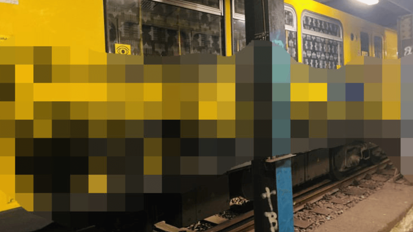 Die besprühte U-Bahn: Die Polizei hat den Namen des Rappers unkenntlich gemacht, doch es gibt Hinweise auf eine bestimmte Person.