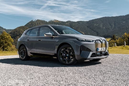 Brummer ohne Brumm-Brumm: Der rund 2,5 Tonnen schwere, rein elektrische BMW iX M60 gibt sich als spritziges Sportmodell - maximal Tempo 250 und kurzzeitig 1100 Nm Drehmoment sind drin.