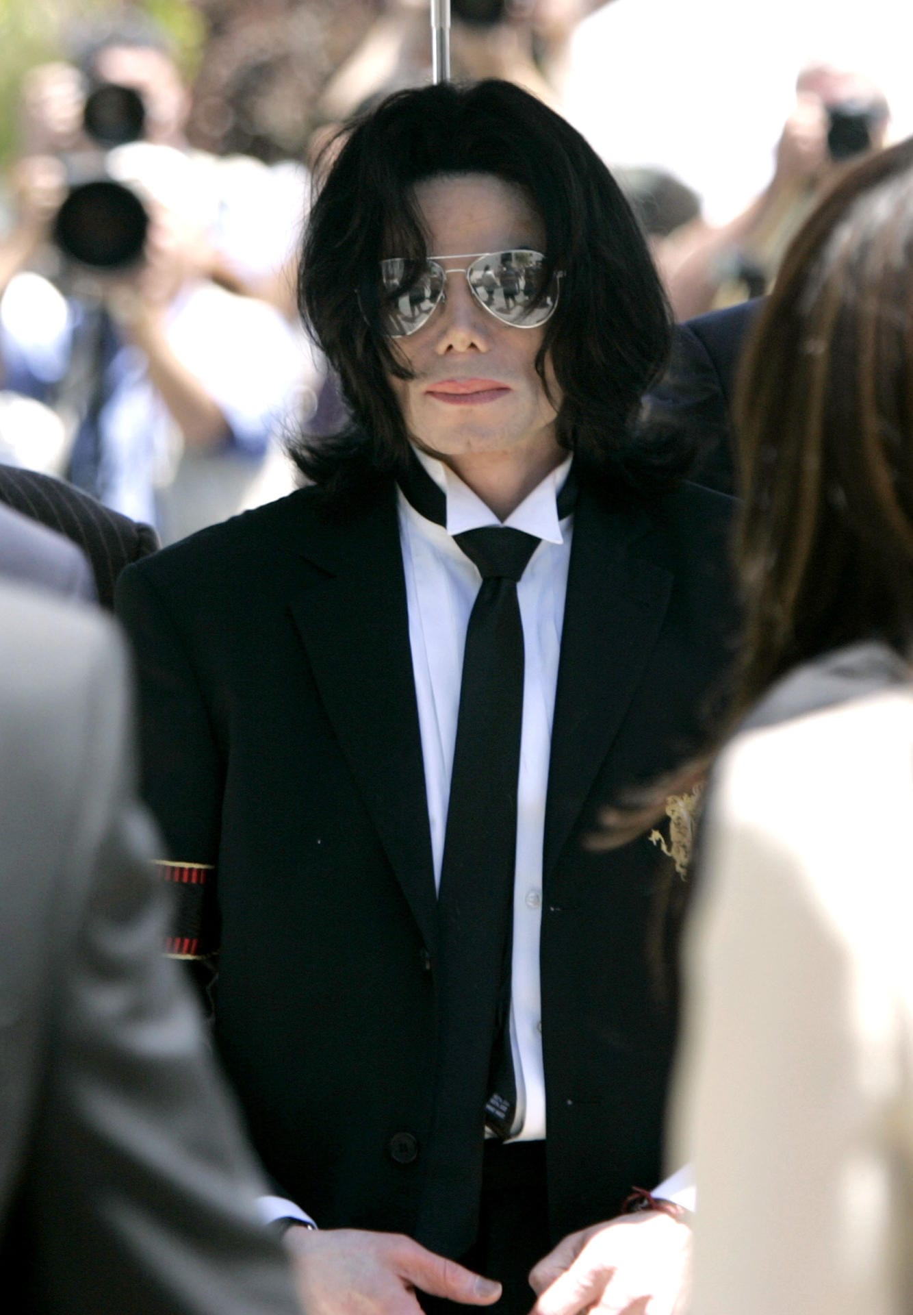 Michael Jackson: Der verstorbene Sänger sagte mal zum Magazin "Bunte": "Ich weiß wirklich nicht, warum man immer auf mich zeigt. Wissen Sie, ich habe nur meine Nase operieren lassen. Aber man tut so, als wäre bei mir einfach alles operiert." Ein US-amerikanischer Schönheitschirurg behauptete hingegen 2003 in einem Interview, der Musiker hätte sein Gesicht mit "weit über 50 Operationen" verändert.