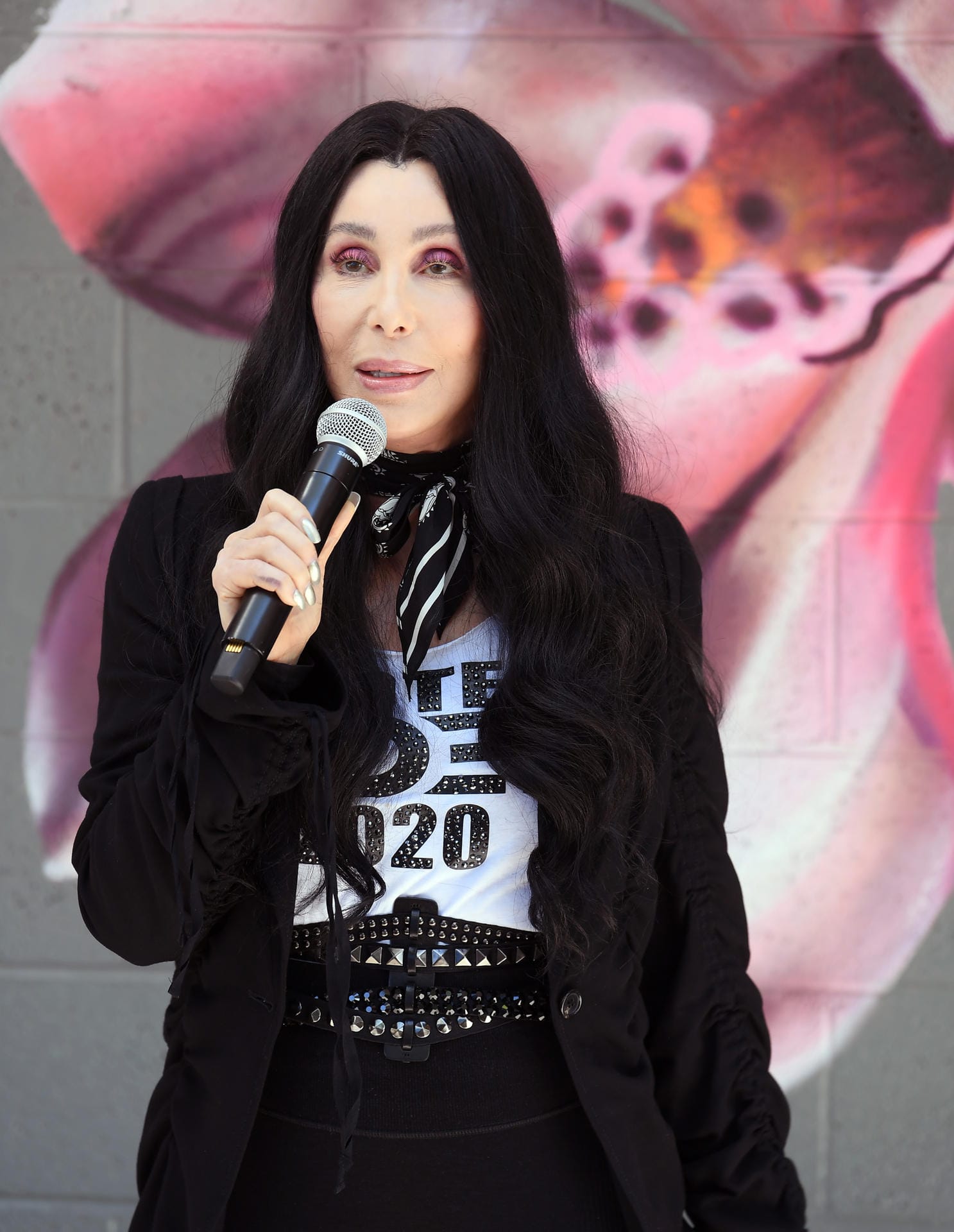 Cher: An die dreißigmal soll sich die Musikerin unter das Messer gelegt und dafür angeblich eine halbe Million US-Dollar gezahlt haben, sie sieht sich als "Gesamtkunstwerk".