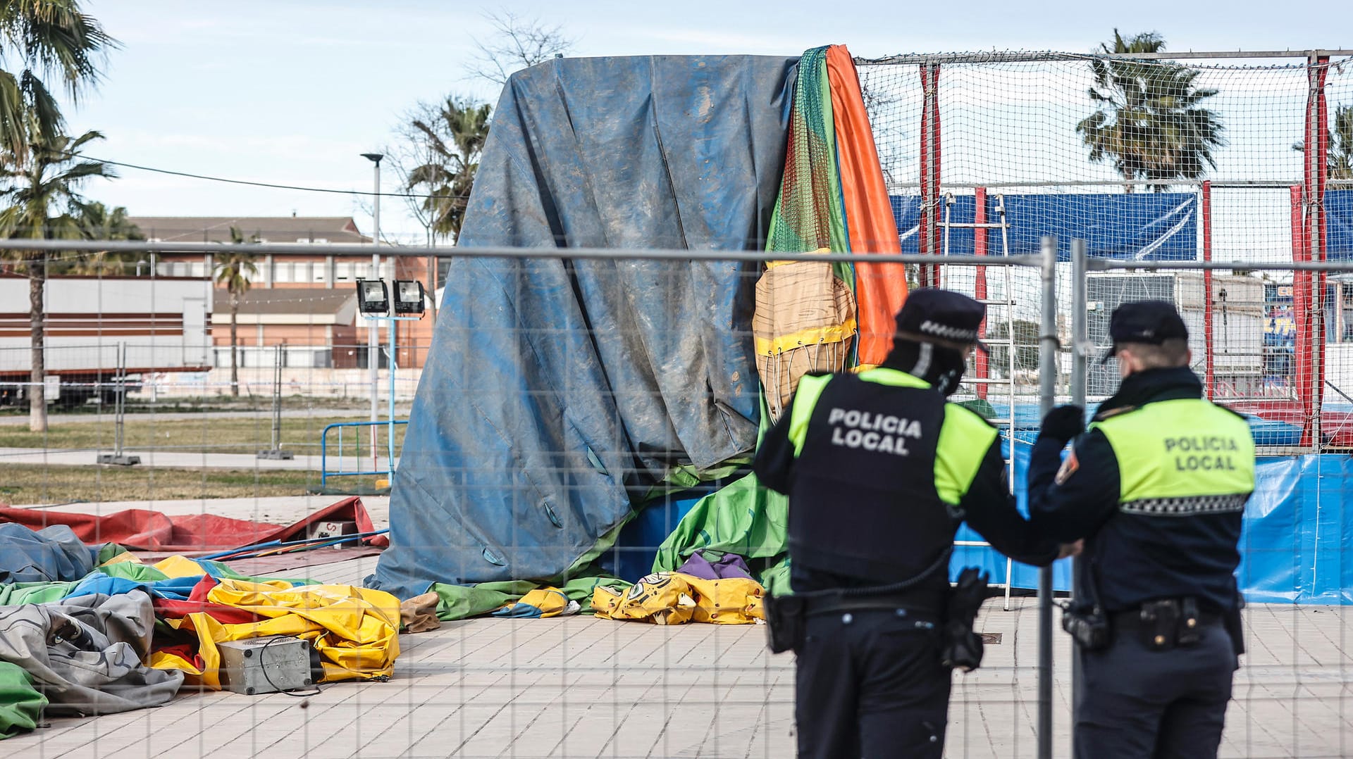 Polizisten stehen vor der entleerten Hüpfburg: Starker Wind hat sie in die Luft gerissen. Polizisten stehen vor der entleerten Hüpfburg: Starker Wind hat sie in die Luft gerissen.