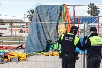 Polizisten stehen vor der entleerten Hüpfburg: Starker Wind hat sie in die Luft gerissen.