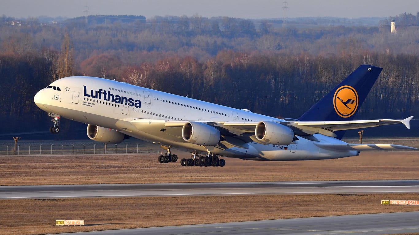 Eine Lufthansa-Maschine startet am Flughafen München (Symbolbild): In der Pandemie wollen weniger Menschen fliegen, doch um ihre Slots zu behalten sind die Airlines gezwungen ihre Flieger zu bewegen.