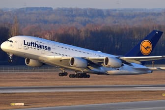 Eine Lufthansa-Maschine startet am Flughafen München (Symbolbild): In der Pandemie wollen weniger Menschen fliegen, doch um ihre Slots zu behalten sind die Airlines gezwungen ihre Flieger zu bewegen.