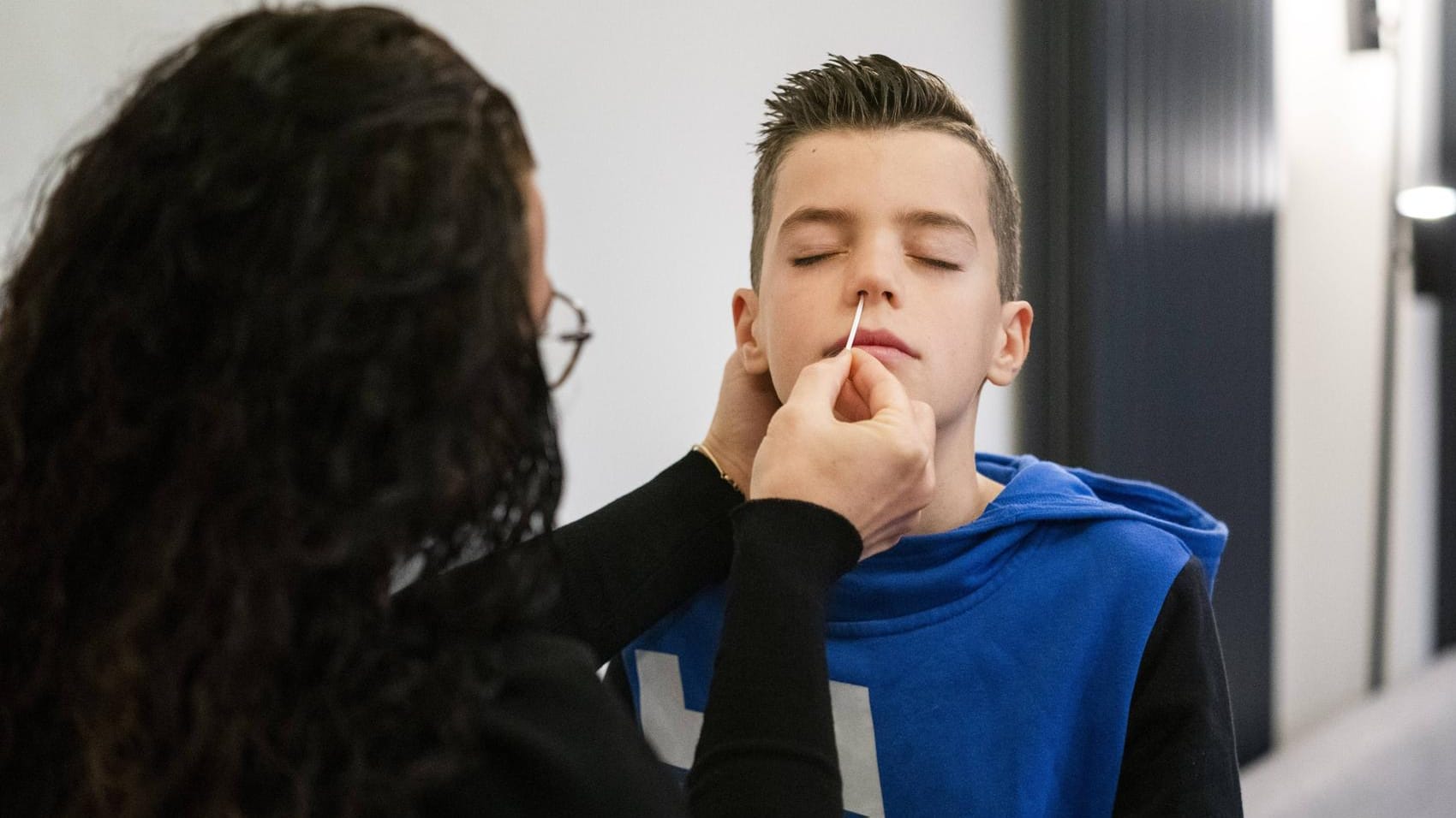 Coronatest bei einem Grundschüler: Die Omikron-Fälle dominieren schon bald das Infektionsgeschehen.