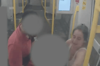 Eine Videoaufnahme zeigt, wie die Frau das Paar attackiert: Die Männer hatten sie lediglich auf die Maskenpflicht aufmerksam gemacht.