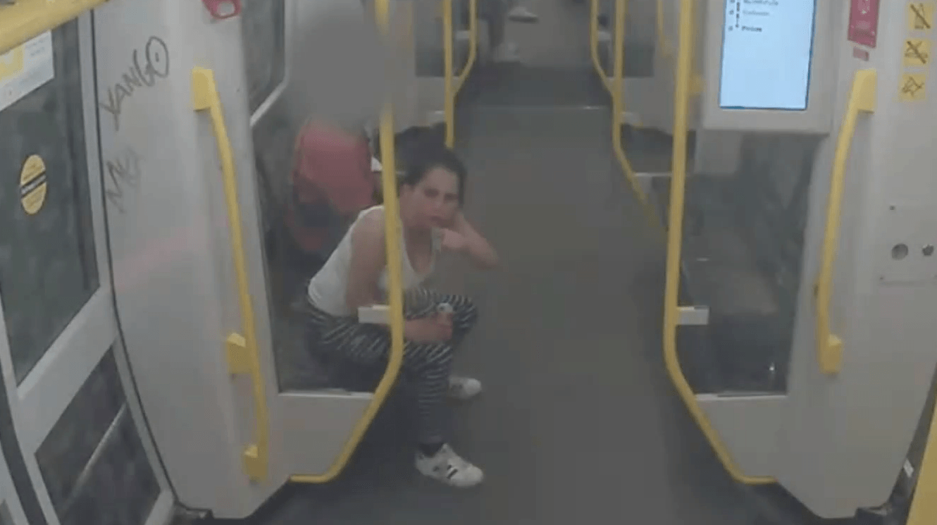 Ein Bild aus dem Überwachungsvideo: Zunächst soll die Frau die Männer homophob beleidigt haben.