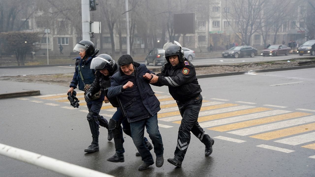 Polizeibeamte halten einen Mann während einer Demonstration in Almaty fest: Im gesamten Land gilt der Ausnahmezustand.