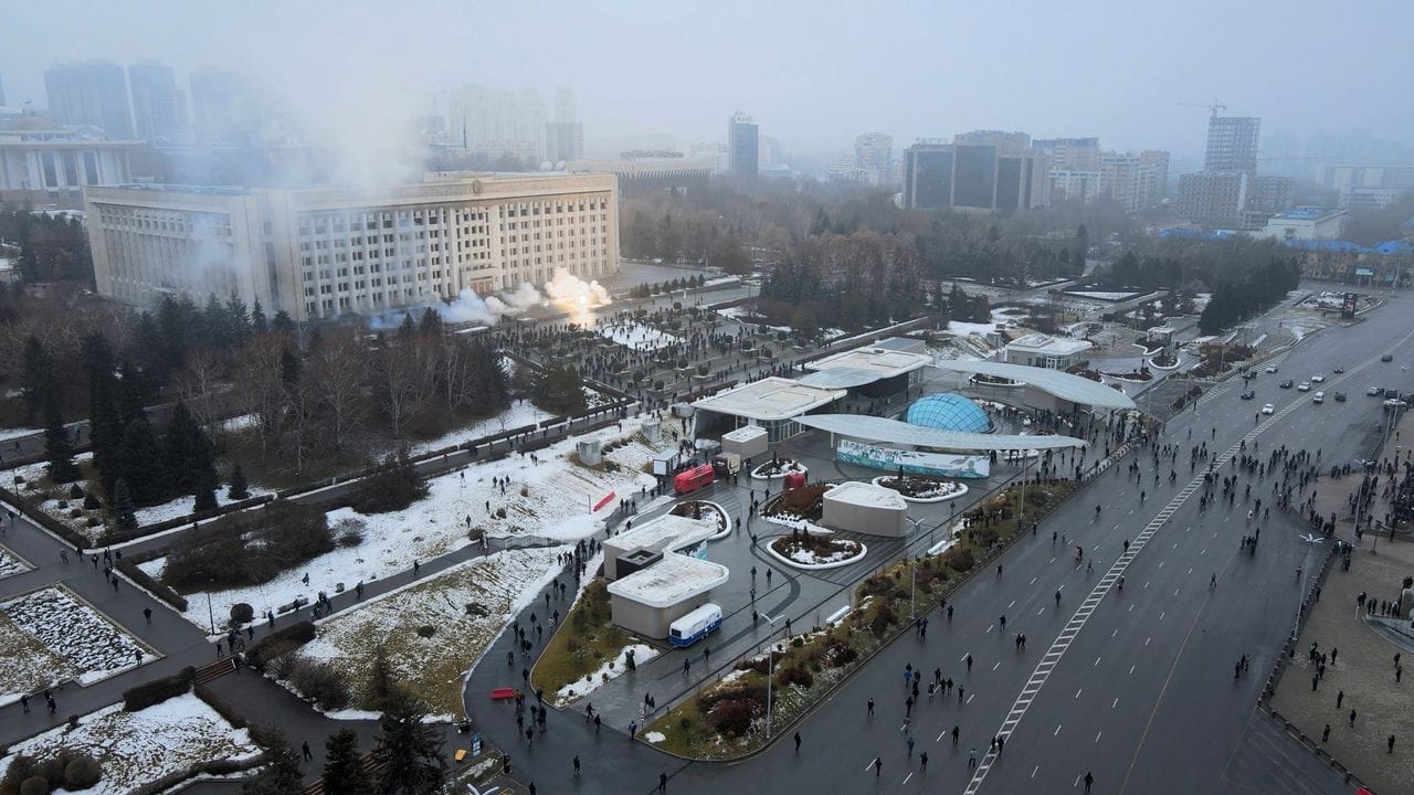 Rauch steigt vor dem Rathaus von Almaty auf: Demonstranten stürmten die Stadtverwaltung und die Residenz von Präsident Tokajew.