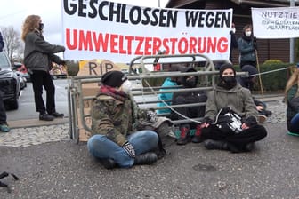Teilnehmende einer Protestaktion der Organisation Animal Rebellion: Die Tierschützer haben vor der von dem Fußballmanager Hoeneß mitgegründeten Wurstfabrik gegen die Bedingungen in der Fleischindustrie protestiert.