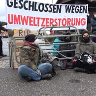 Teilnehmende einer Protestaktion der Organisation Animal Rebellion: Die Tierschützer haben vor der von dem Fußballmanager Hoeneß mitgegründeten Wurstfabrik gegen die Bedingungen in der Fleischindustrie protestiert.