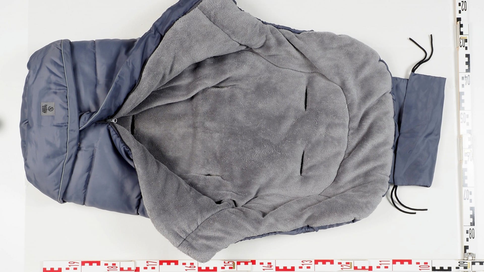 In diesem Fußsack der Firma „babycab“ wurde ein Mädchen gefunden: Wer hat ihn schon einmal gesehen? In diesem Fußsack der Firma „babycab“ wurde ein Mädchen gefunden: Wer hat ihn schon einmal gesehen?