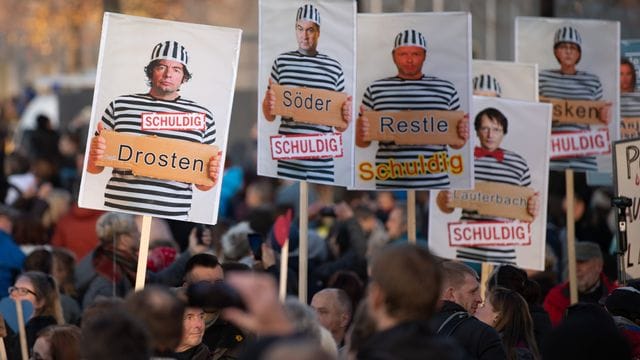 Auf einer Demonstration im November 2020 in Leipzig werden Wissenschaftler und Politiker als Sträflinge gezeigt.