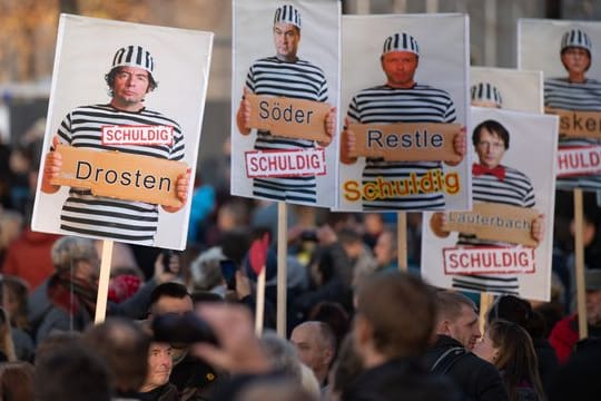 Auf einer Demonstration im November 2020 in Leipzig werden Wissenschaftler und Politiker als Sträflinge gezeigt.