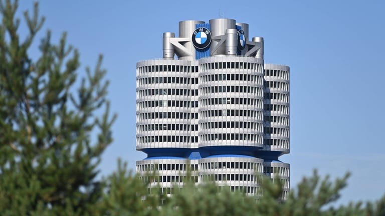 Die BMW-Konzernzentrale in München (Symbolbild): Durch die Machenschaften eines ehemaligen Mitarbeiters soll dem Konzern ein Millionenschaden entstanden sein.
