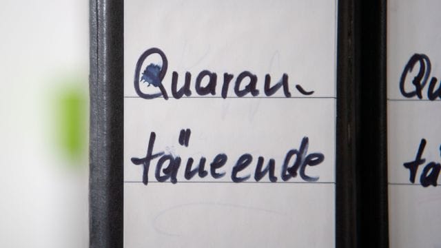 Ordner mit der Aufschrift "Quarantäneende" stehen in einem Gesundheitsamt. Ordner mit der Aufschrift "Quarantäneende" stehen in einem Gesundheitsamt.