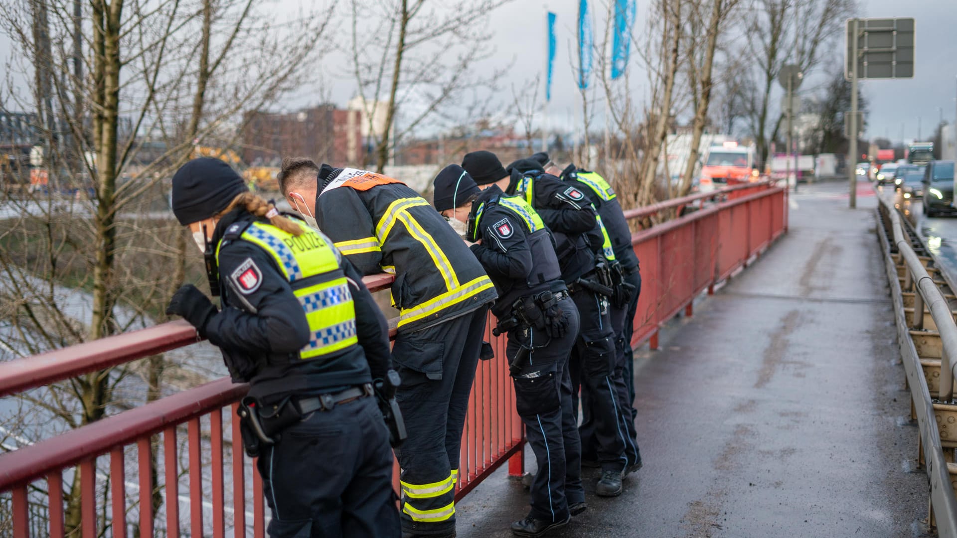 Einsatzkräfte der Polizei gucken über eine Brückenbrüstung ins Wasser: nach Angaben eines Zeugen soll ein Kind ins Wasser gefallen sein. Einsatzkräfte der Polizei gucken über eine Brückenbrüstung ins Wasser: nach Angaben eines Zeugen soll ein Kind ins Wasser gefallen sein.