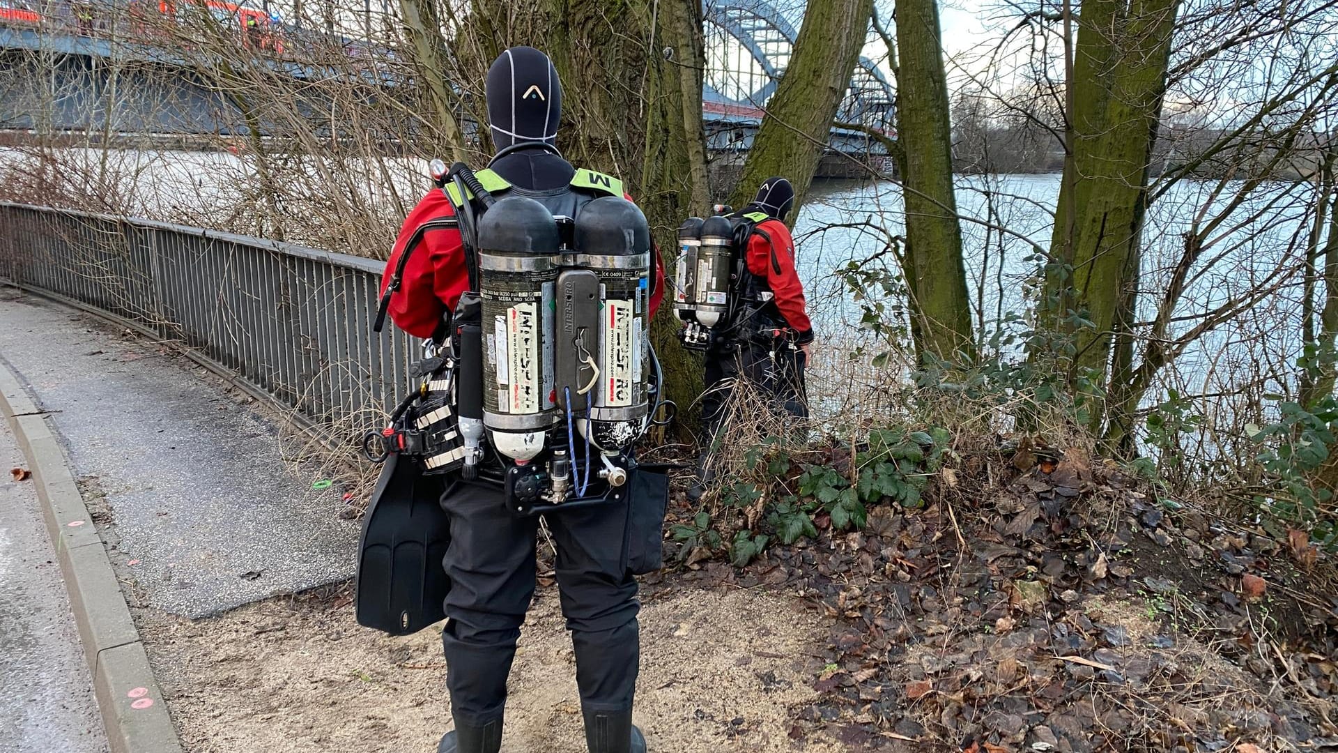 Taucher gehen vom Ufer ins Wasser: Auch Hubschrauber sollen im Einsatz sein, heißt es laut Medienberichten.