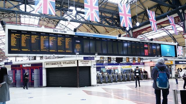 In London fallen bereits Züge aus, weil der Krankenstand durch Omikron so hoch ist.