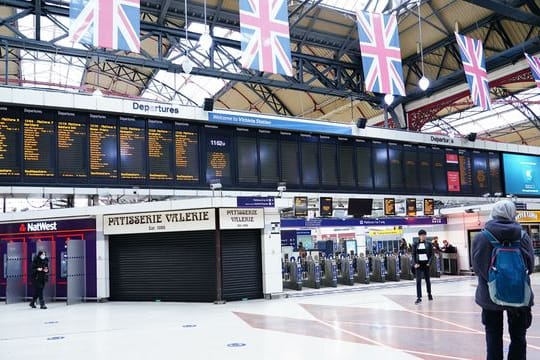 In London fallen bereits Züge aus, weil der Krankenstand durch Omikron so hoch ist.