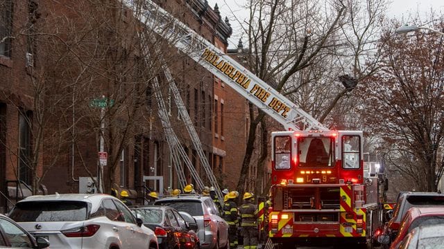Die Feuerwehr von Philadelphia am Schauplatz des tödlichen Reihenhausbrandes. Die Feuerwehr von Philadelphia am Schauplatz des tödlichen Reihenhausbrandes.