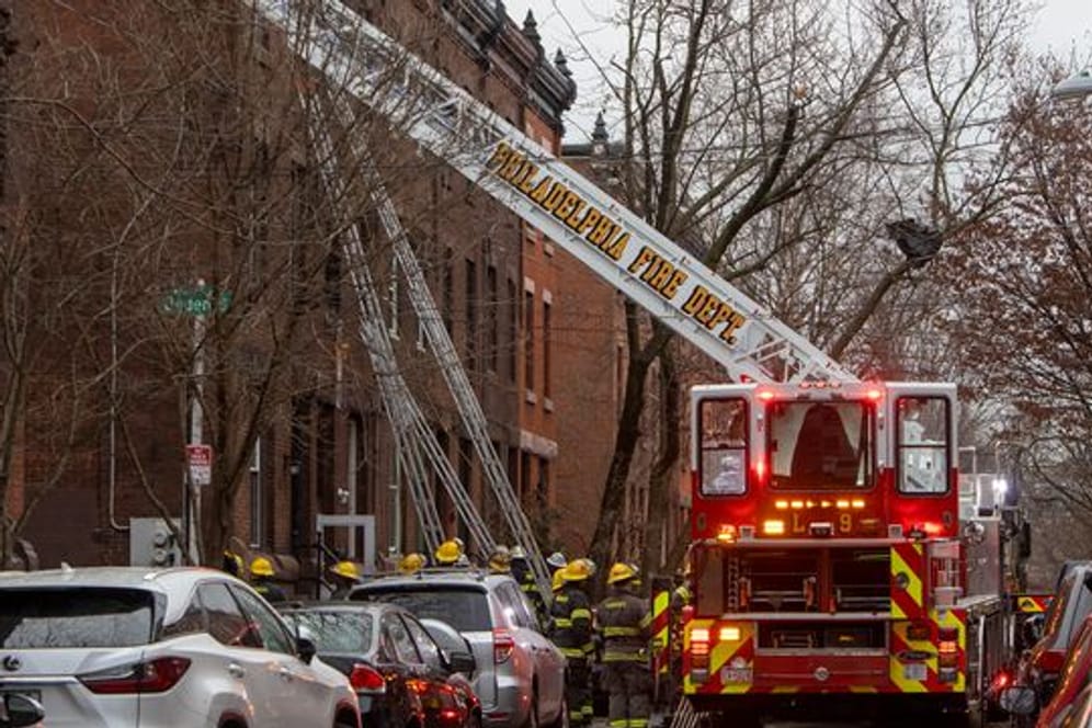 Die Feuerwehr von Philadelphia am Schauplatz des tödlichen Reihenhausbrandes.